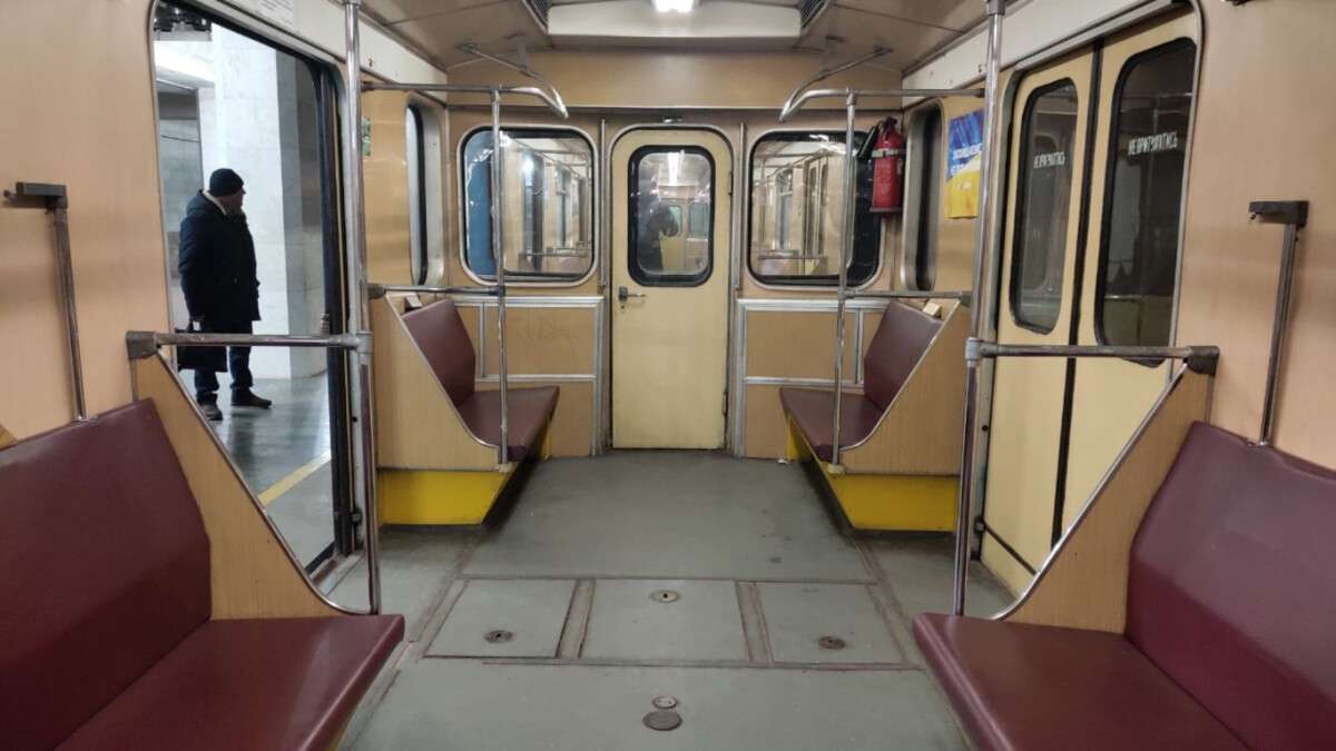 Новости Днепра про У Дніпрі метро повернулося до звичного графіку руху потягів