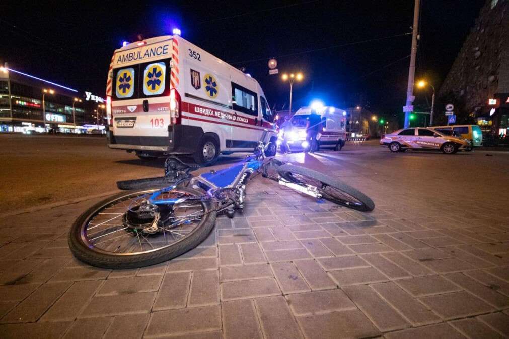 Новости Днепра про ДТП у Новокодацькому районі: у Дніпрі водій автомобіля Mazda збив велосипедиста