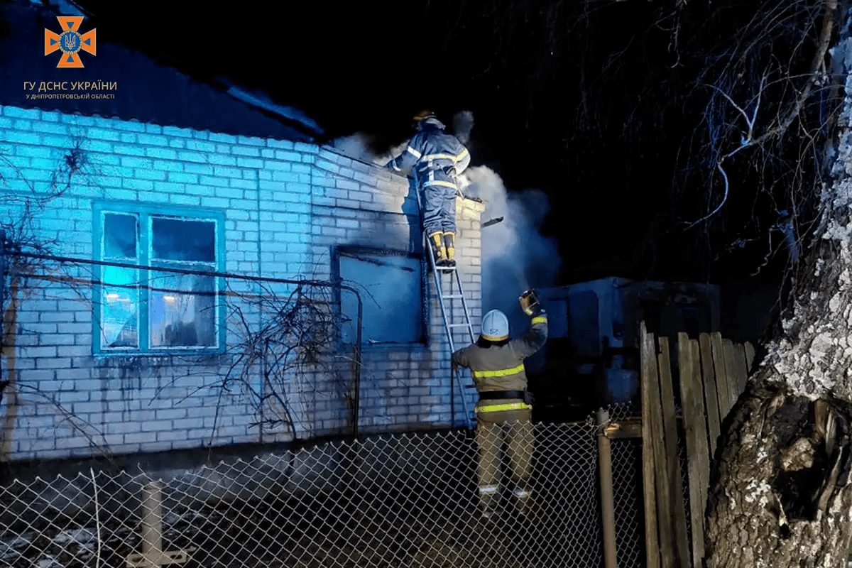 Новости Днепра про Витягли непритомними: на Дніпропетровщині з палаючого будинку врятували жінку та чоловіка