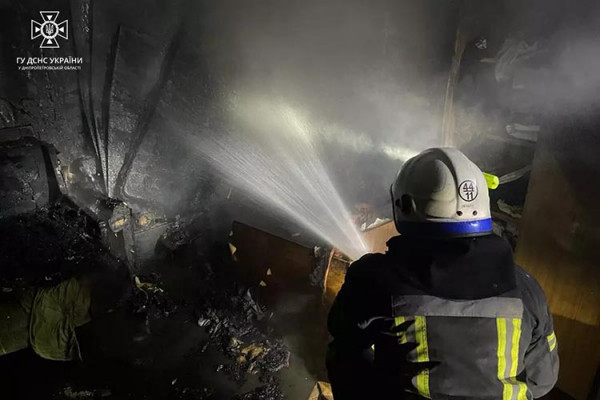Новости Днепра про Ледь не згоріли: на Дніпропетровщині рятувальники витягли людей з палаючої квартири