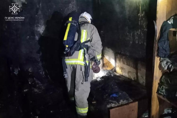 Новости Днепра про Ледь не згоріли: на Дніпропетровщині рятувальники витягли людей з палаючої квартири