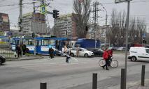 В Днепре на Донецком шоссе столкнулись троллейбус и легковушка: собирается пробка
