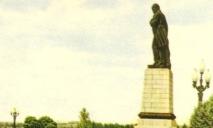 Тайны памятника Шевченко в Днепре: где стоял самый первый и откуда лампасы на штанах поэта