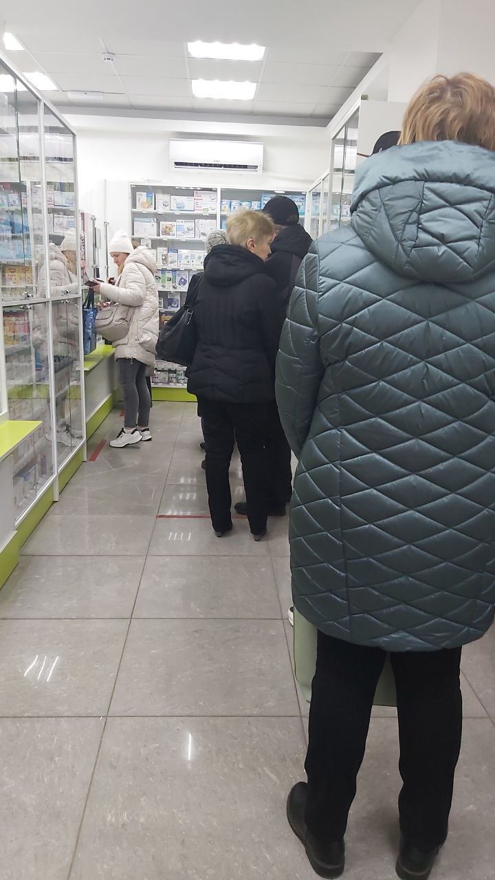 Новости Днепра про В Днепре возле аптек выстроились огромные очереди: завтра лекарства будут по рецепту (ФОТО)
