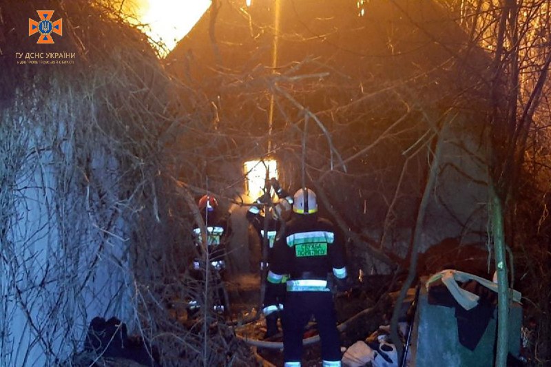 Новости Днепра про В Днепре спасатели более трех часов тушили пожар в заброшенном здании (ФОТО)