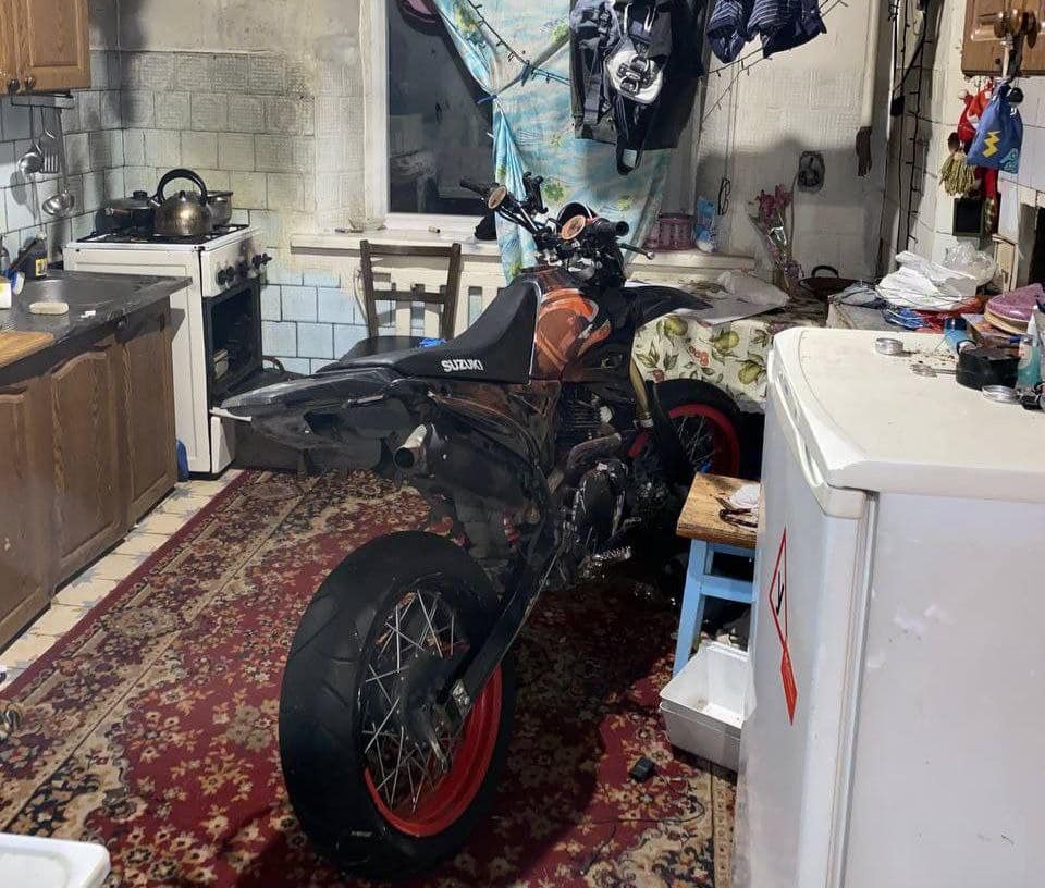 Новости Днепра про У Дніпрі чоловік ховав викрадений мотоцикл посеред кухні