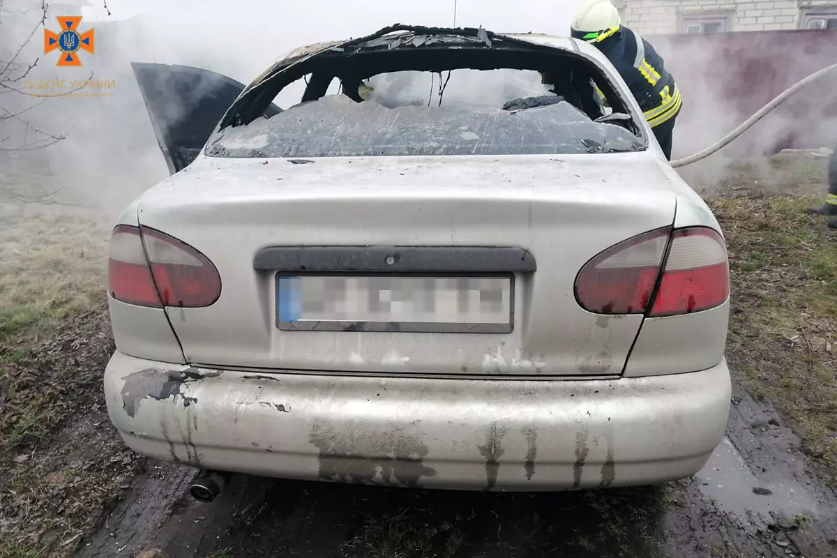 Новости Днепра про Авто згоріло вщент: на Дніпропетровщині палав Lanos (ФОТО)