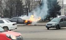 В Днепре возле вокзала горит авто (ФОТО)