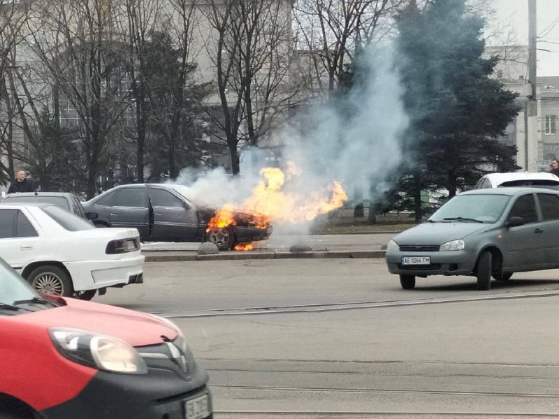 Новости Днепра про У Дніпрі біля вокзалу горить авто (ФОТО)