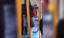 Грязные колеса: в Кривом Роге водитель троллейбуса отказывалась ехать из-за ребенка с велосипедом