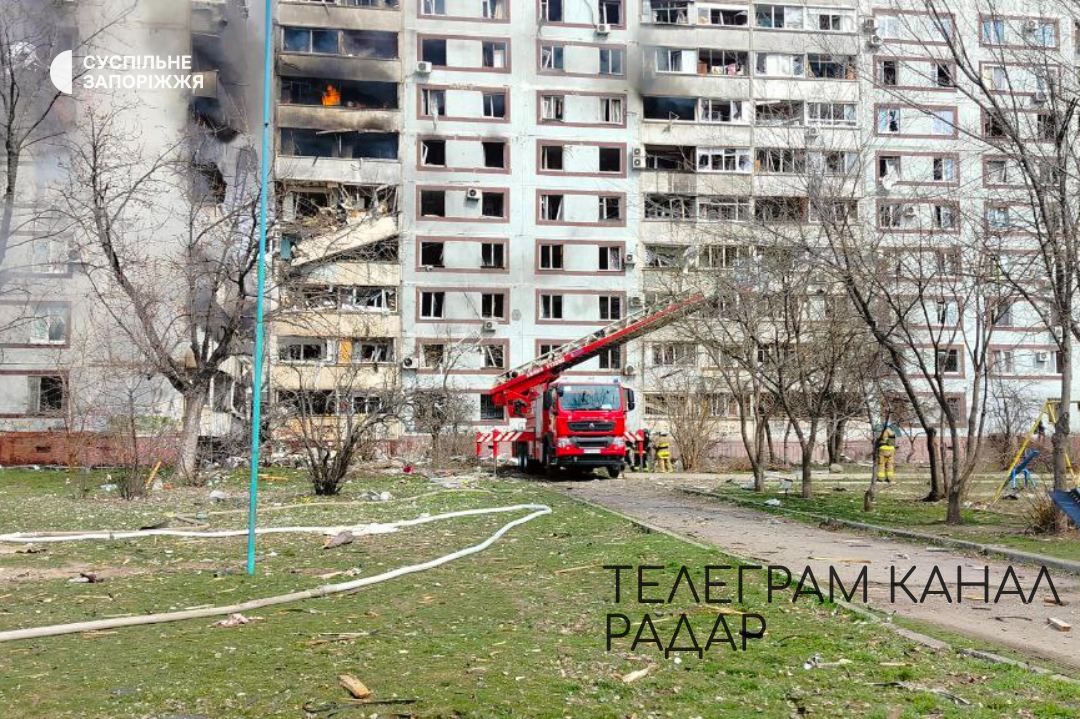 Новости Днепра про У Запоріжжі російська ракета влучила у багатоповерхівку: палають квартири