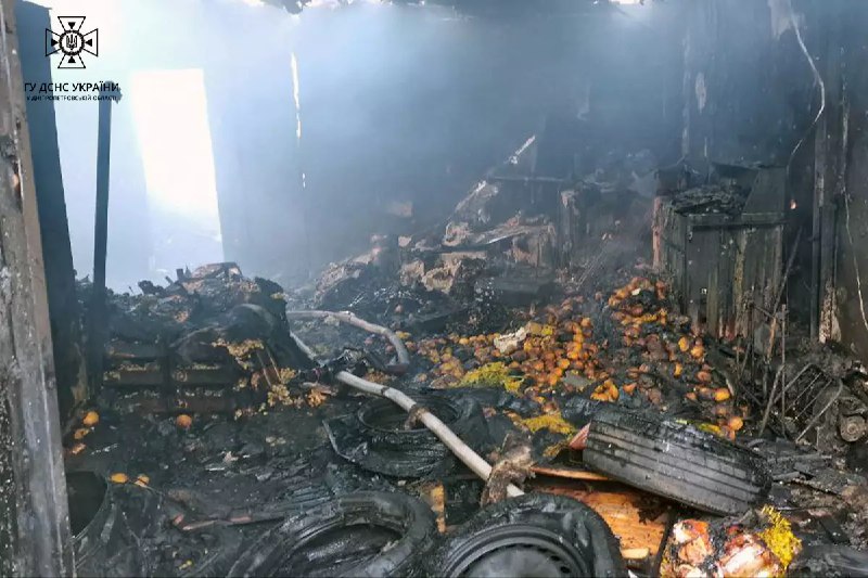 Новости Днепра про У Дніпрі 11 рятувальників гасили пожежу у гаражі (ФОТО)