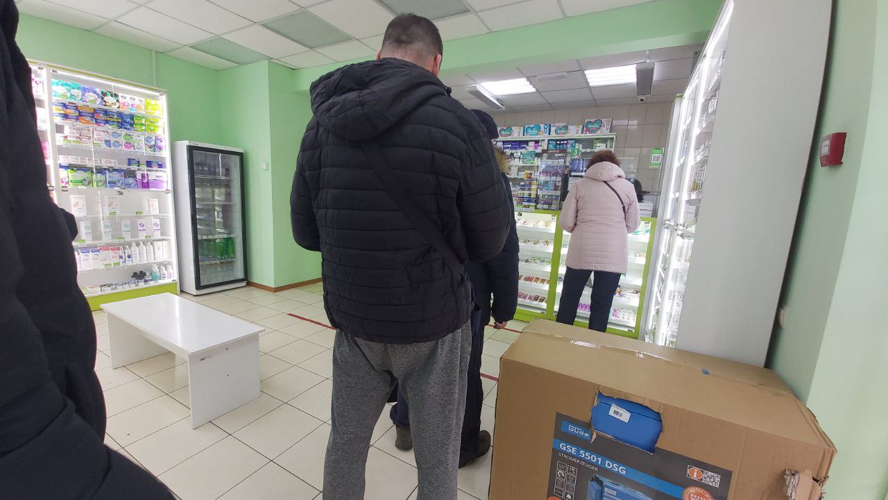 Новости Днепра про В Днепре возле аптек выстроились огромные очереди: завтра лекарства будут по рецепту (ФОТО)