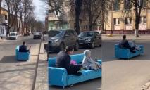 Как тебе такое, Илон Маск: на Тернопольщине мужчина ездит по улицам на диване (ВИДЕО)