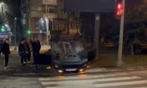В Днепре на Сечевых Стрельцов легковушка столкнулась с пожарным авто и перевернулась (ВИДЕО)