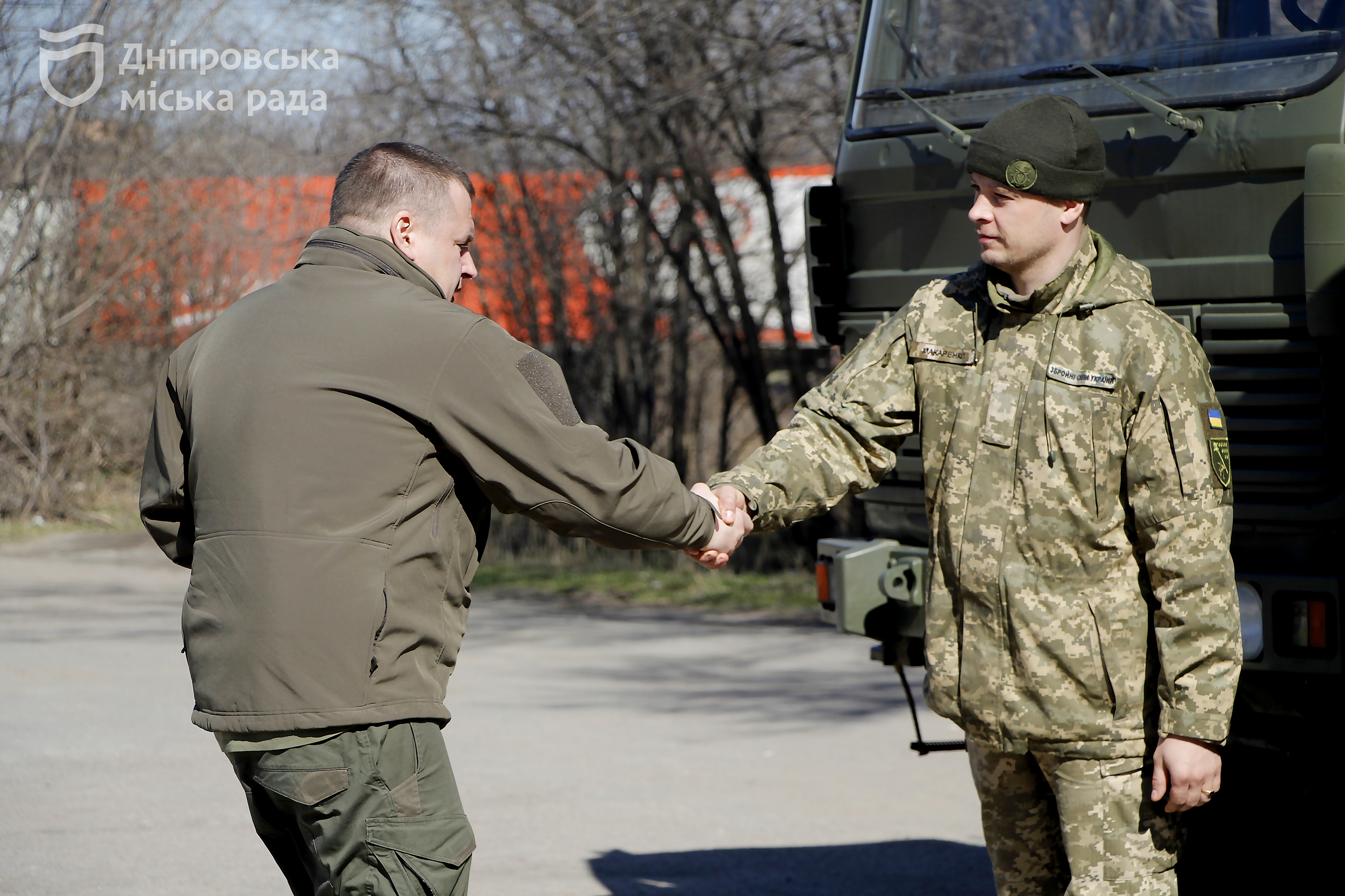 Новости Днепра про Дніпро доправив військовим на передову чергову партію вантажівок високої прохідності