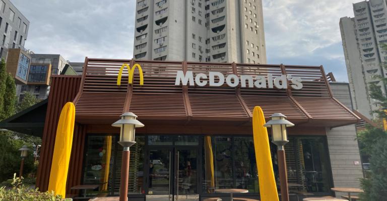 У McDonald’s прокоментували відкриття у Дніпрі: вже прибирають газони біля закладу