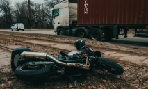 У Дніпрі на Кротова мотоцикліст врізався у фуру: що з водієм двоколісного