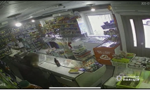 У передмісті Дніпра чоловік пограбував продуктовий магазин (ВІДЕО)