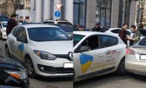 В центре Днепра столкнулись Tesla и такси: движение затруднено