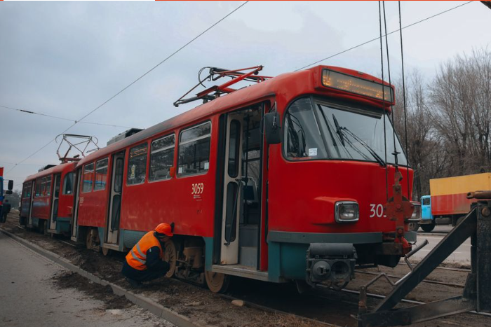 Новости Днепра про Движение транспорта остановлено: в Днепре трамвай №12 сошел с рельсов