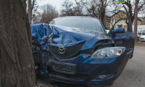В Днепре на Савченко Mazda не разминулась с деревом: пострадала девушка