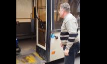 Силоміць витягнув з салону: на Дніпропетровщині водій автобусу облаяв чоловіка з інвалідністю (ВІДЕО)