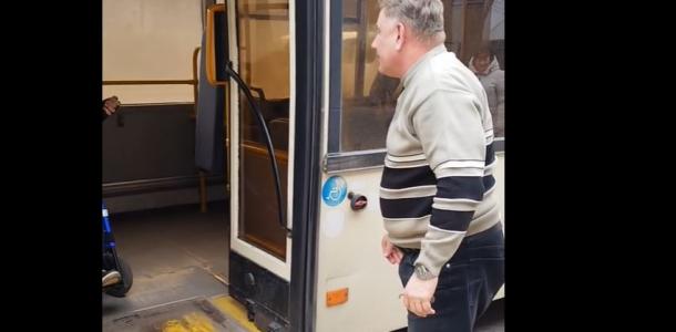 Насильно вытащил из салона: на Днепропетровщине водитель автобуса обматерил мужчину с инвалидностью (ВИДЕО)