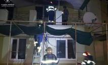 Ховалися на балконі від їдкого диму: на Дніпропетровщині врятували маму з трьома дітьми (ВІДЕО)