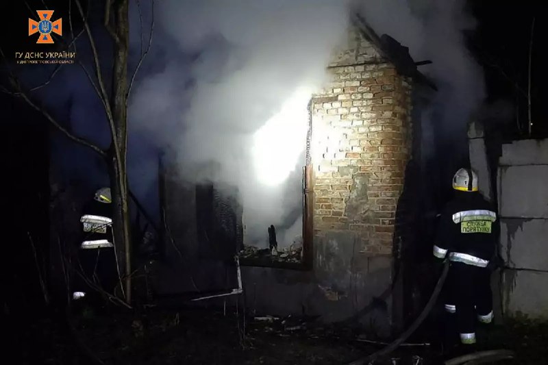 Новости Днепра про В Днепре спасатели более трех часов тушили пожар в заброшенном здании (ФОТО)