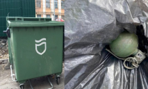 У Дніпрі на Слобожанському проспекті у сміттєвому баку знайшли гранату