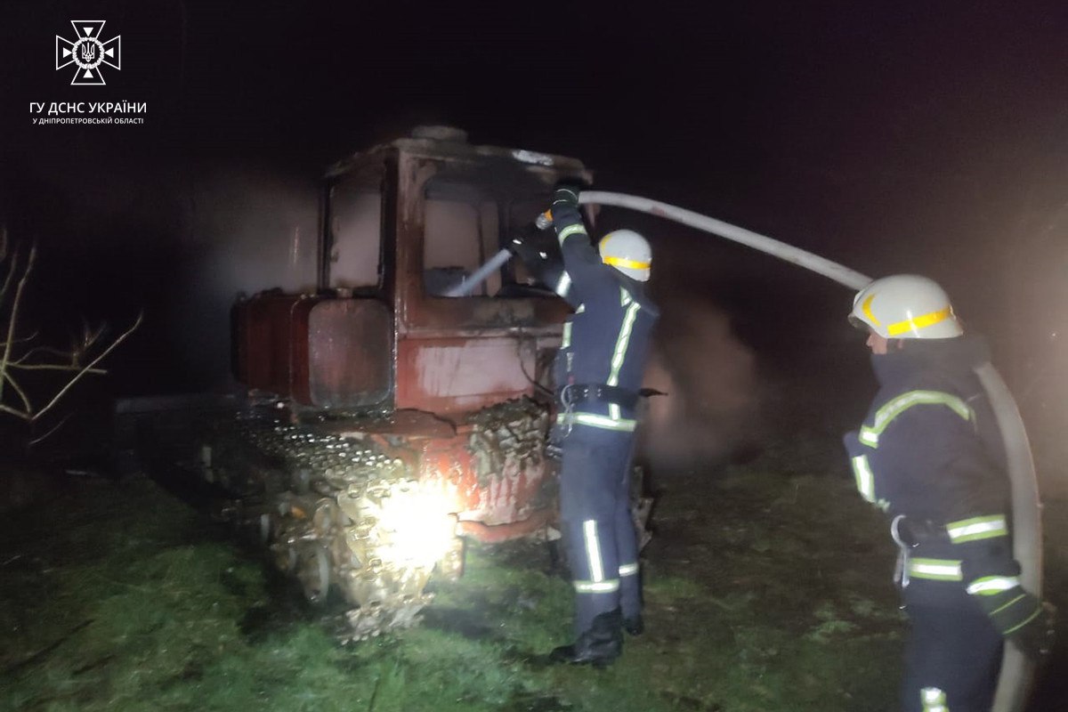 Новости Днепра про В Каменском горел трактор (ФОТО)
