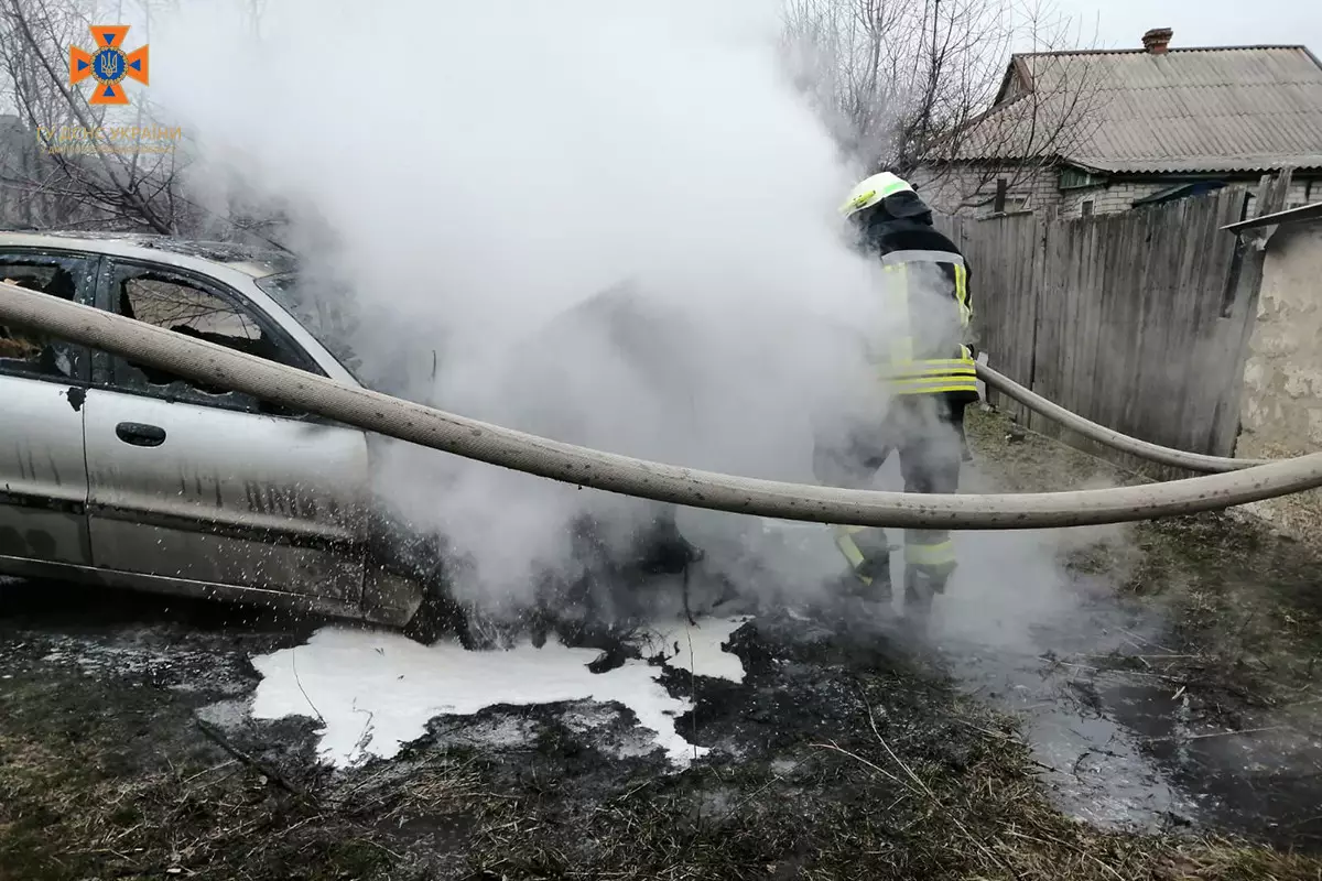 Новости Днепра про Авто сгорело дотла: на Днепропетровщине пылал Lanos (ФОТО)