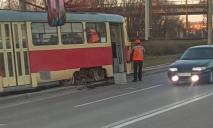 В Днепре на улице Каруны трамвай сошел с рельсов