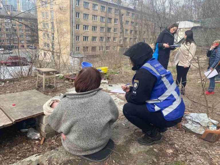 Новости Днепра про Мама троих детей из Кривого Рога жила с новорожденным младенцем в землянке в Киеве