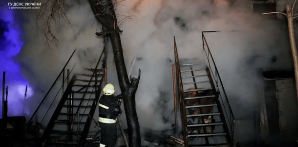 В центре Днепра из горящего дома спасли двух людей