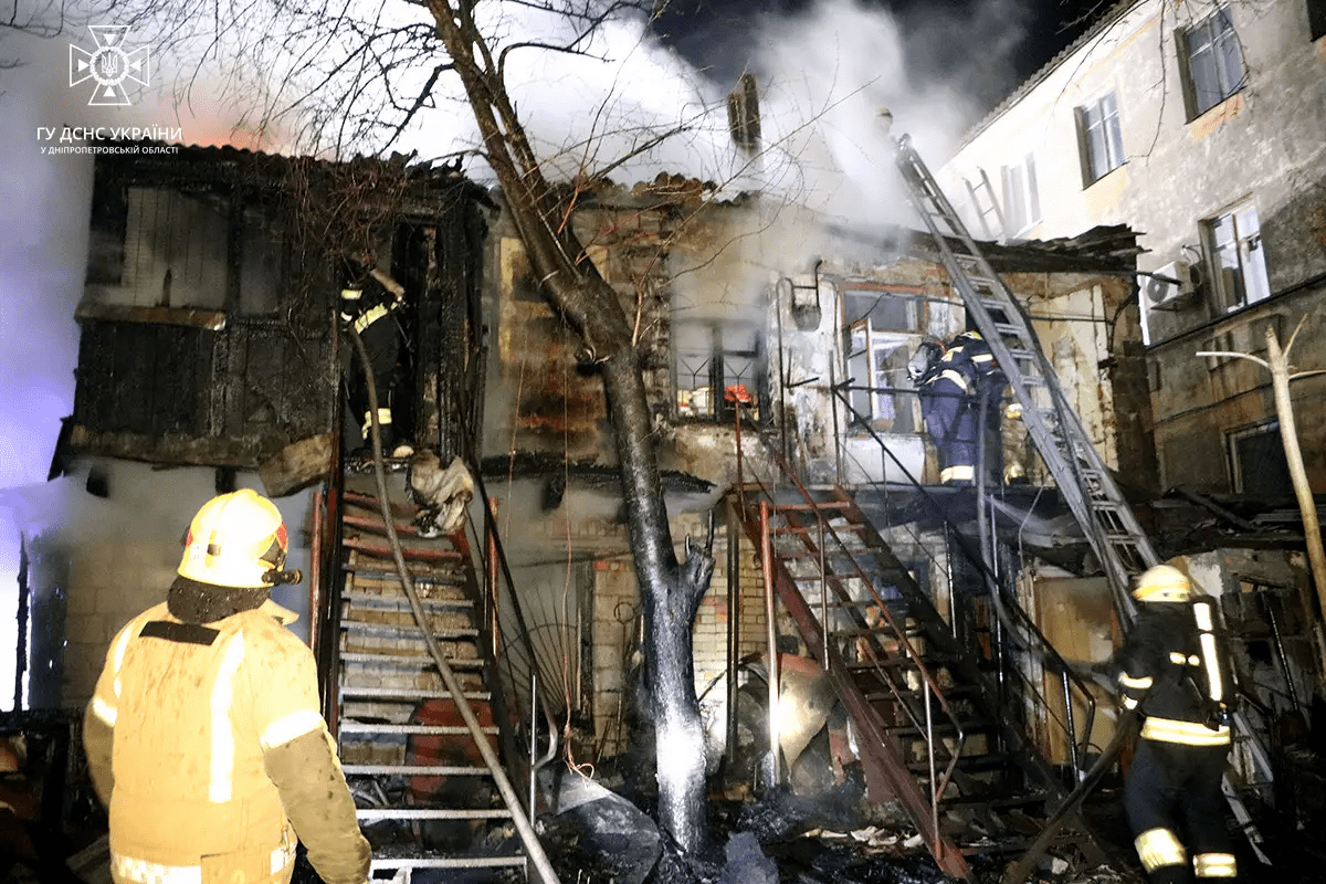 Новости Днепра про В центре Днепра из горящего дома спасли двух людей