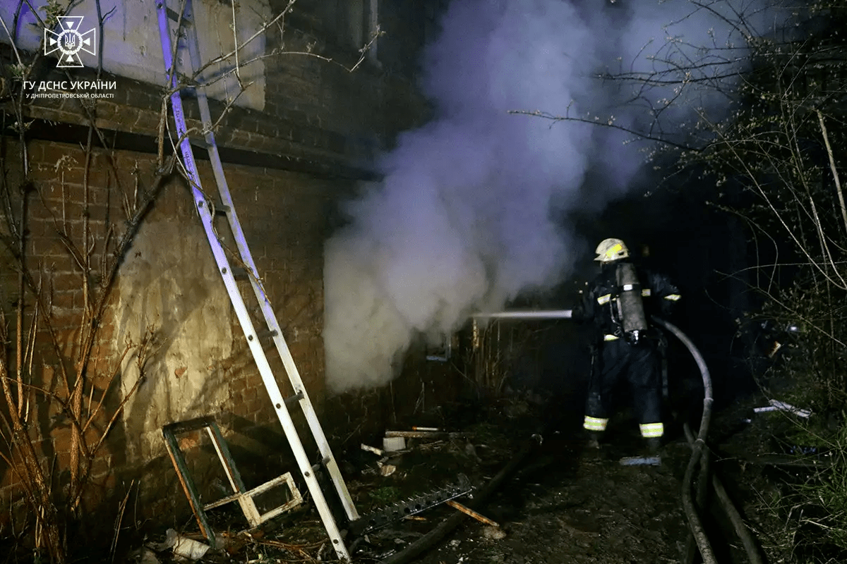 Новости Днепра про В центре Днепра из горящего дома спасли двух людей