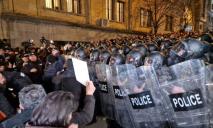 Використовують газ та водомет: у Тбілісі поліція розганяє учасників акцій протесту
