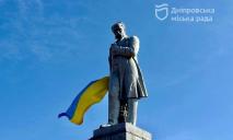 Тримає у руці величезний прапор: у Дніпрі прикрасили пам’ятник Шевченку