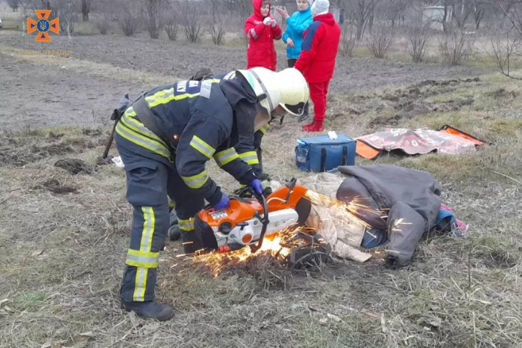 Новости Днепра про Разрезали бензорезом: под Днепром спасатели достали пенсионера из-под мотоблока