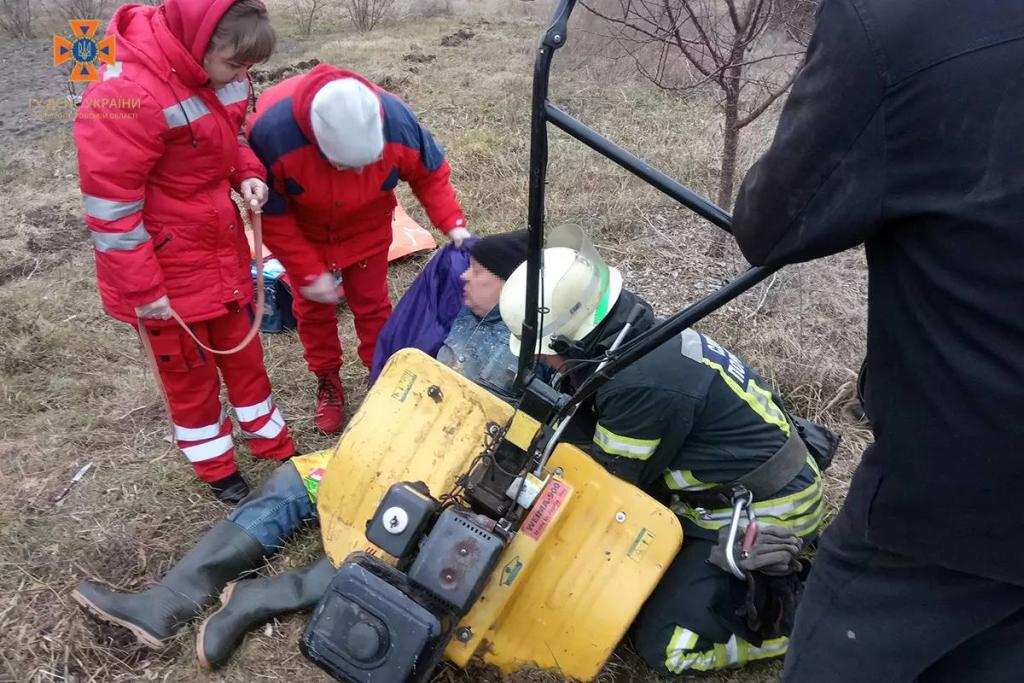 Новости Днепра про Разрезали бензорезом: под Днепром спасатели достали пенсионера из-под мотоблока