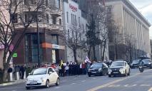 “До дідька квіти, я хочу Грузію без росії”: у Тбілісі тривають протести проти закону “про іноагентів”