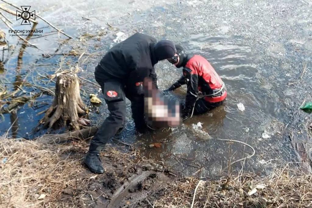 Новости Днепра про В Днепре 45-летняя женщина провалилась под лед и утонула: ее тело нашли на глубине 3-х метров