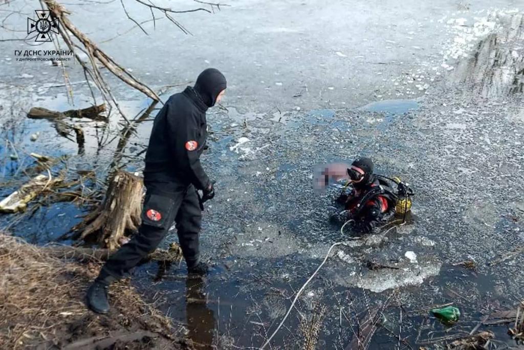 Новости Днепра про В Днепре 45-летняя женщина провалилась под лед и утонула: ее тело нашли на глубине 3-х метров