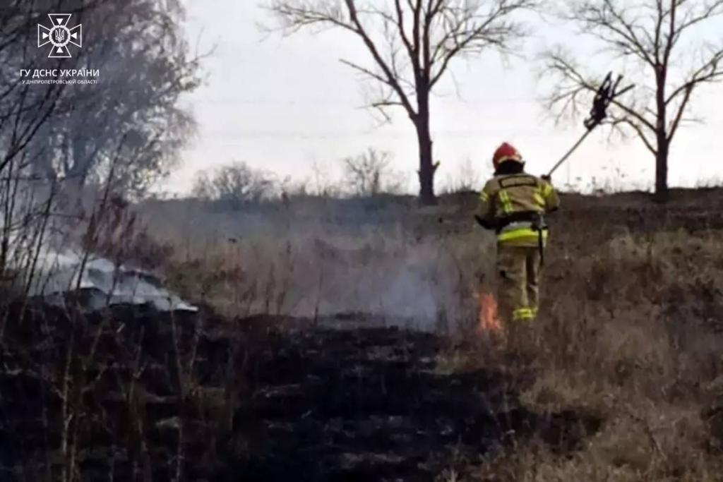 Новости Днепра про На Дніпропетровщині пенсіонер випадково впав у вогонь, коли палив сухостій