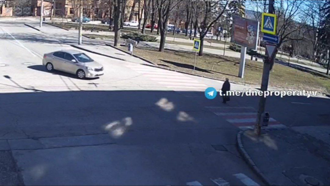 Новости Днепра про В Днепре на Героев Крут сбили женщину на пешеходном переходе: появилось видео