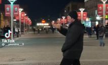Ранее выступал как драг-квин: танцующий бездомный на Европейские площади в Днепре растрогал сеть (ВИДЕО)