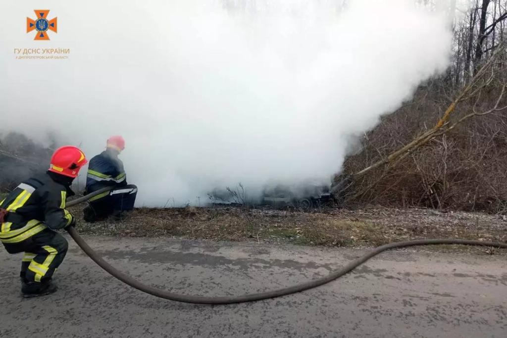 Новости Днепра про На Днепропетровщине во время движения загорелся автомобиль: пострадал 79-летний водитель