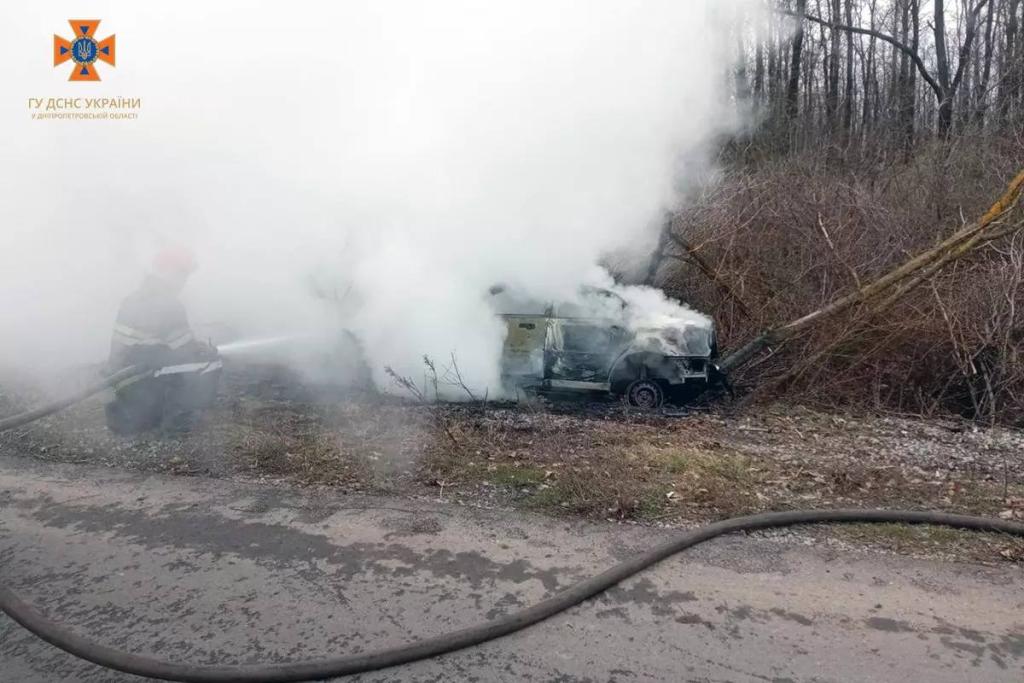Новости Днепра про На Дніпропетровщині під час руху загорівся автомобіль: постраждав 79-річний водій